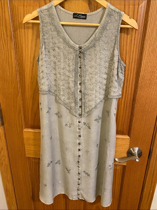 L’Pogee Dresses & Skirts - Vintage 1990’s L’Pogee Embroidered Button Front Summer Sleeveless Dress Lt. Gray